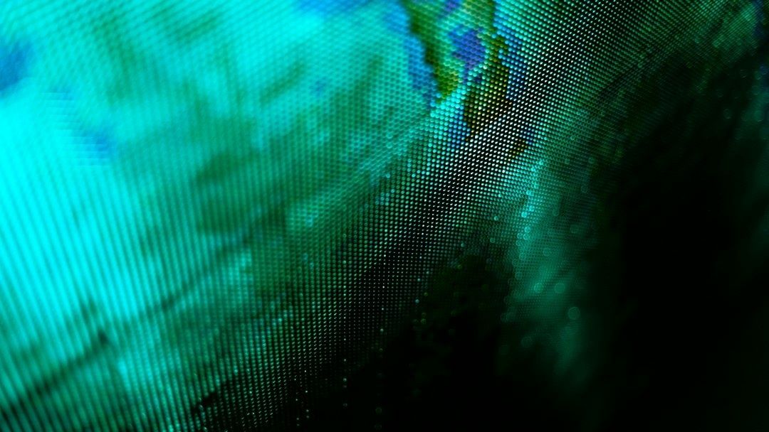 Abstrakt nærbilde av lysende grønne og blå digitale punkter